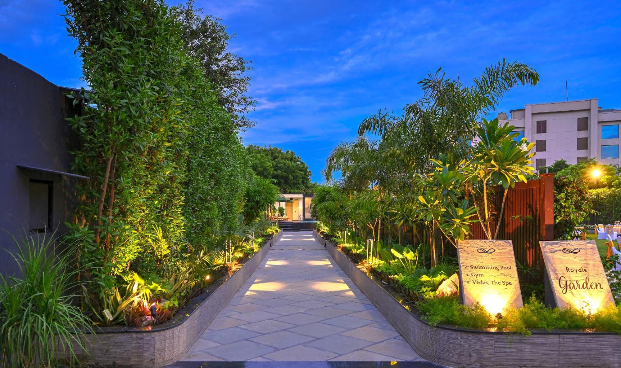 Royale Sarovar Portico Agra 4*