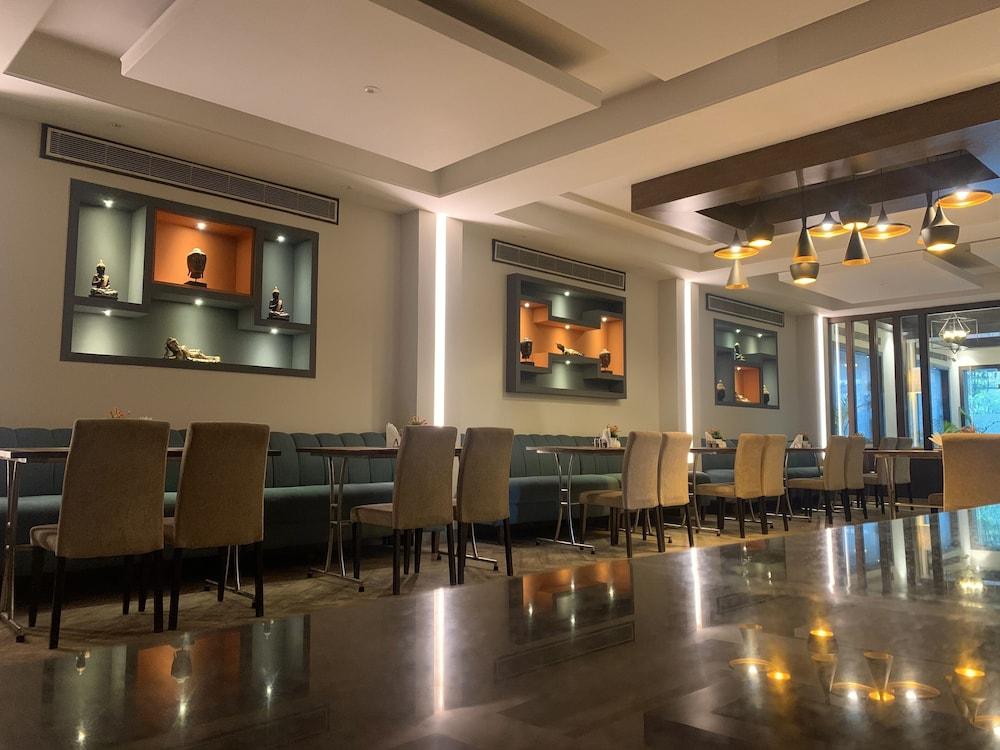 Hotel Royale Sarovar Portico Agra 4*