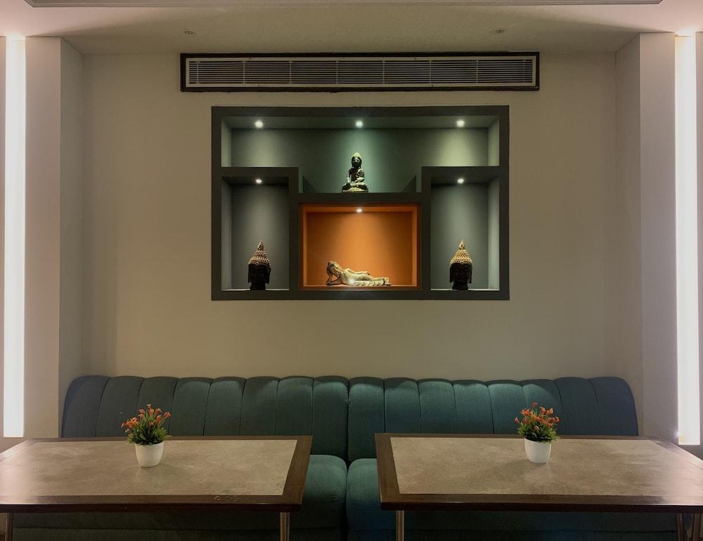 Royale Sarovar Portico Agra 4*