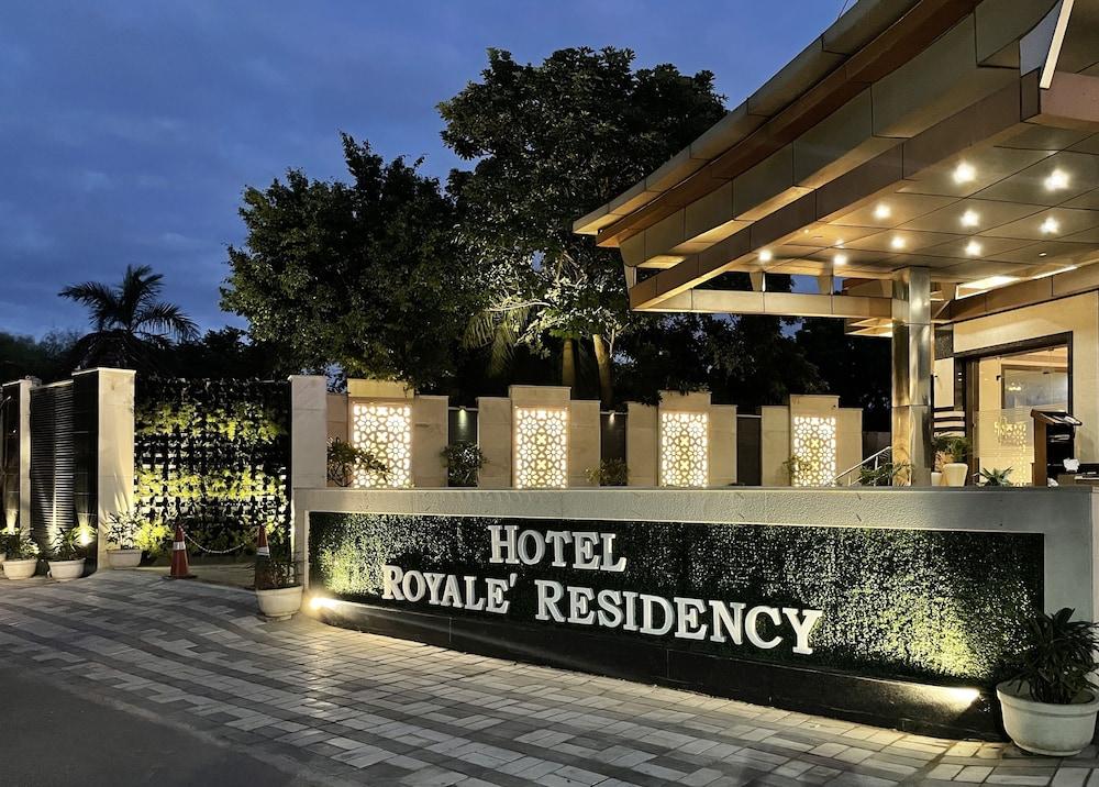 Royale Sarovar Portico Agra 4*