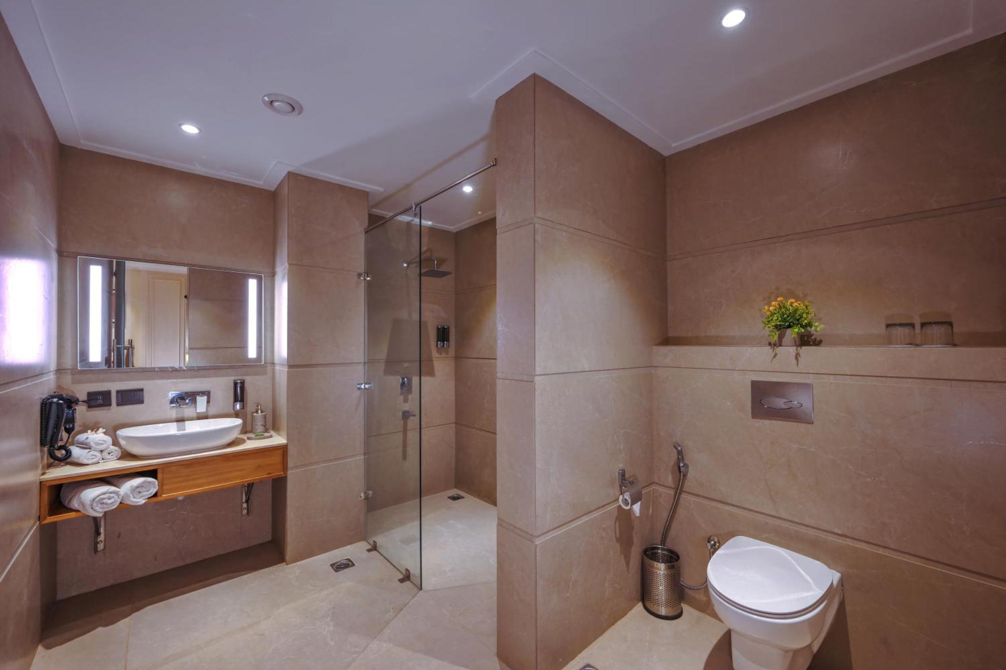 Royale Sarovar Portico Agra 4*