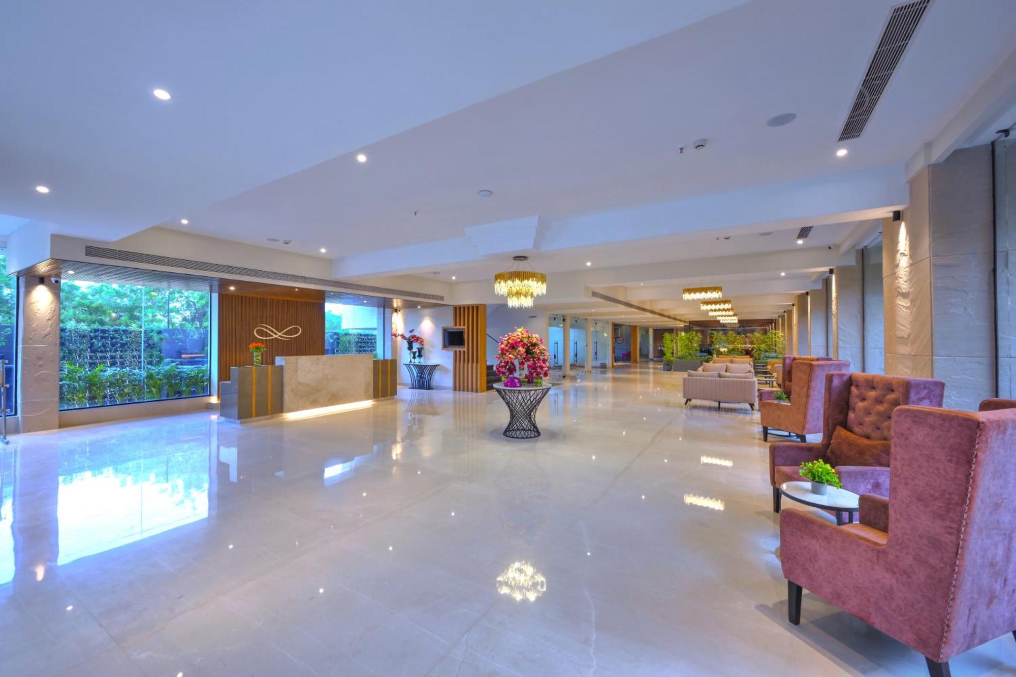 Royale Sarovar Portico Agra 4*