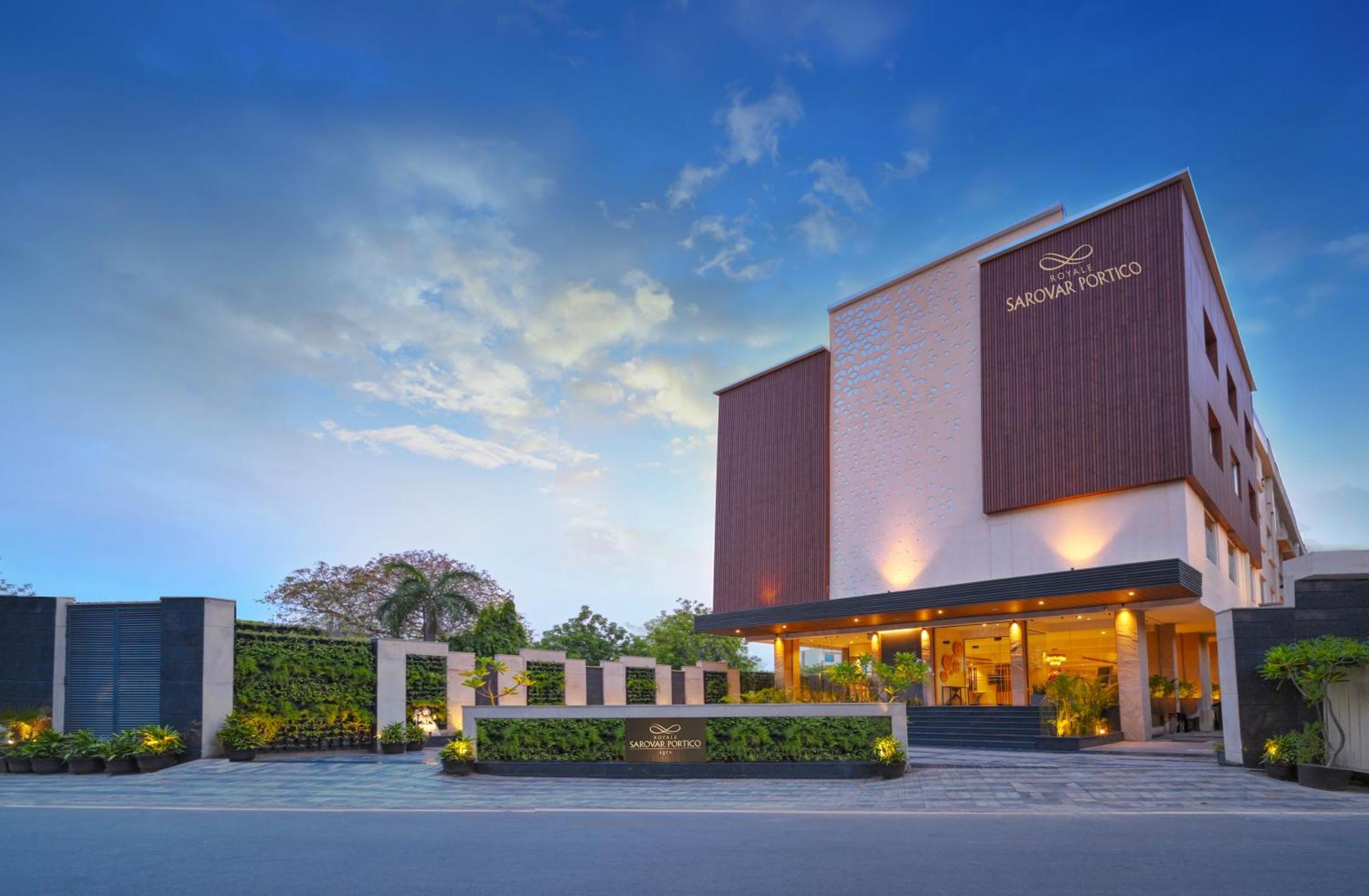 Royale Sarovar Portico Agra Hotel 4*