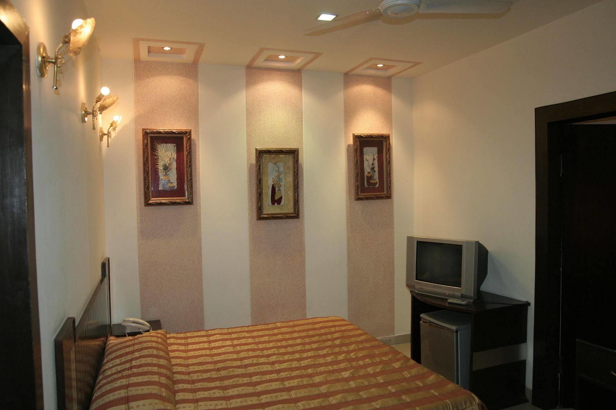 Royale Sarovar Portico Agra 4*