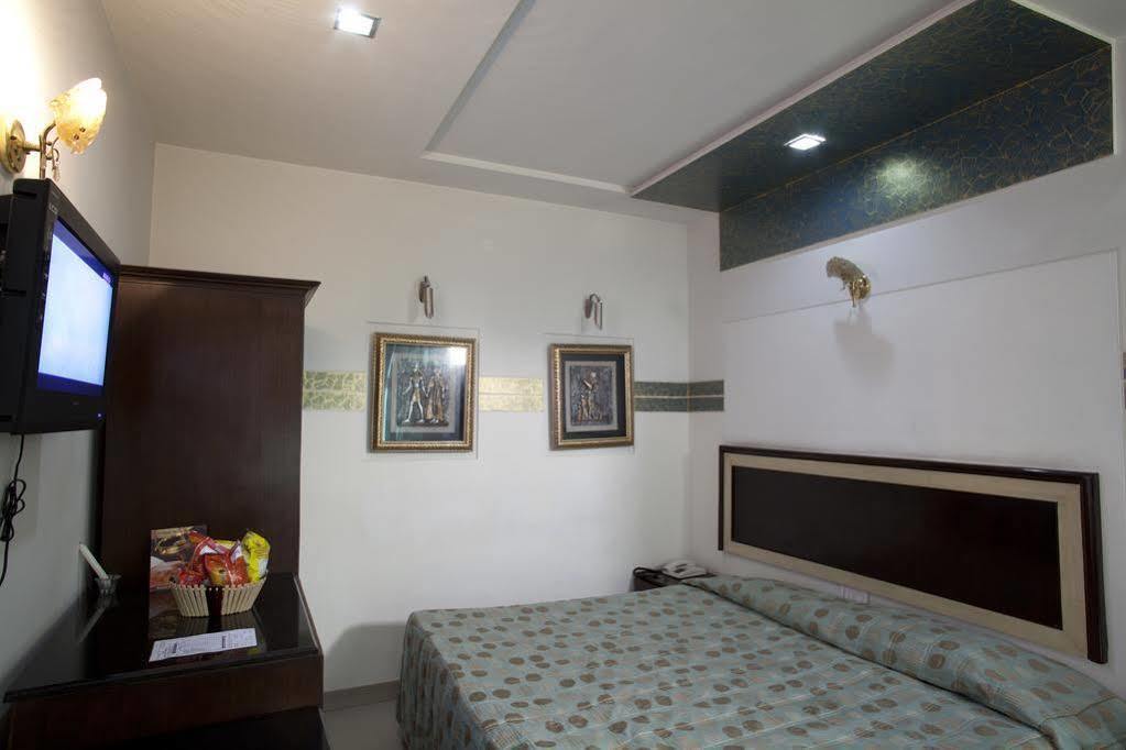 Royale Sarovar Portico Agra 4*